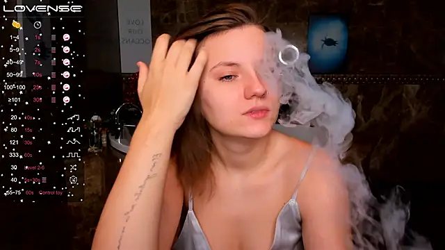 Snapshot of MelindaTin chatting on December 11, 1:47 am MelindaTin online show from December 11, 1:47 am