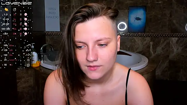 Snapshot of MelindaTin chatting on February 9, 3:53 am MelindaTin online show from February 9, 3:53 am