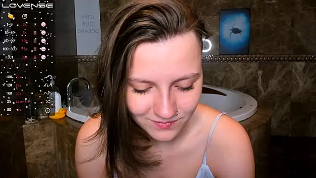 Snapshot of MelindaTin chatting on February 14, 1:13 am MelindaTin online show from February 14, 1:13 am