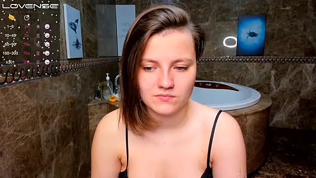 Snapshot of MelindaTin chatting on October 31, 12:33 am MelindaTin online show from October 31, 12:33 am