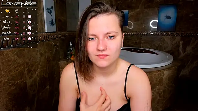 Snapshot of MelindaTin chatting on November 8, 12:33 am MelindaTin online show from November 8, 12:33 am