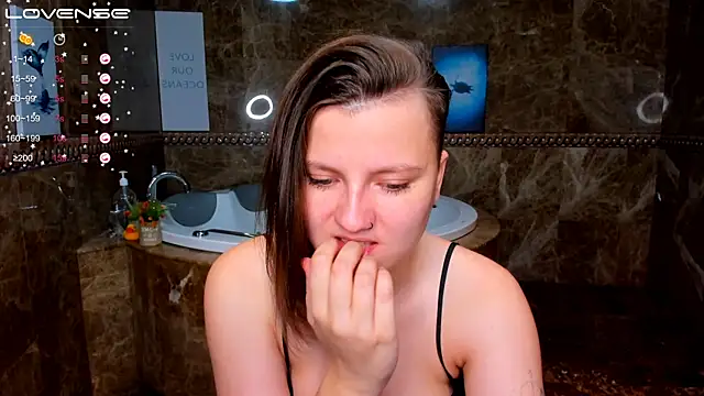 Snapshot of MelindaTin chatting on November 24, 12:32 am MelindaTin online show from November 24, 12:32 am