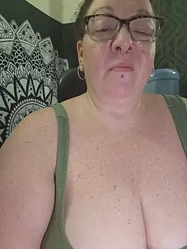 Snapshot of Miss_Phat_Booty chatting on December 20, 3:35 am Miss Phat Booty online show from December 20, 3:35 am