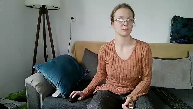 little-leni online show from December 15, 8:29 am