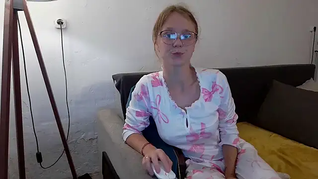 little-leni online show from June 6, 8:13 pm