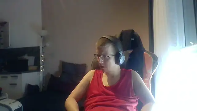 Snapshot of David250692 chatting on June 24, 8:24 am David250692 online show from June 24, 8:24 am