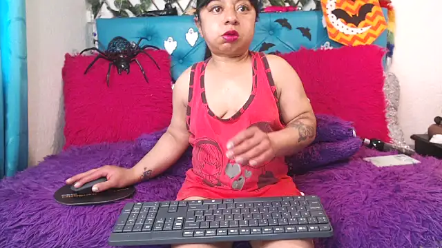 SARAWILLS online show from October 25, 2:35 pm