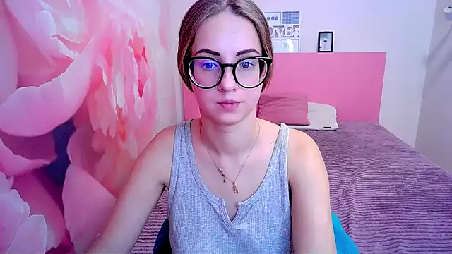 Snapshot of AliceAdams chatting on December 13, 7:58 am AliceAdams online show from December 13, 7:58 am