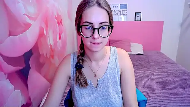 Snapshot of AliceAdams chatting on December 13, 11:13 am AliceAdams online show from December 13, 11:13 am