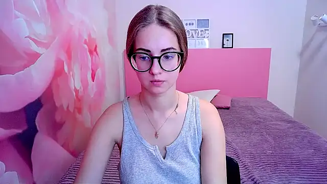 Snapshot of AliceAdams chatting on December 16, 7:26 am AliceAdams online show from December 16, 7:26 am