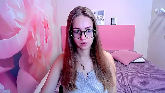 Snapshot of AliceAdams chatting on December 18, 7:36 am AliceAdams online show from December 18, 7:36 am