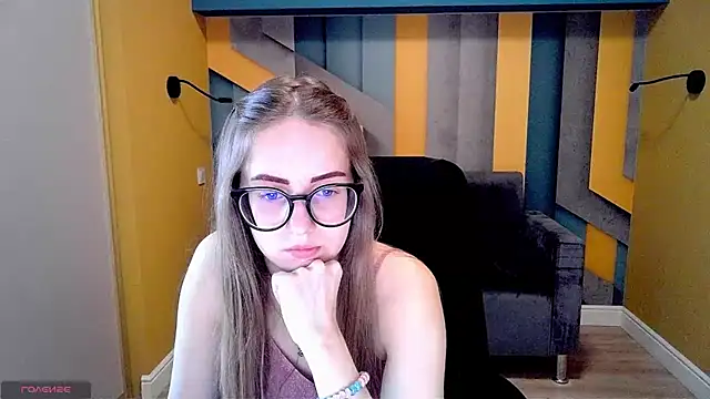 Snapshot of AliceAdams chatting on March 8, 11:37 am AliceAdams online show from March 8, 11:37 am