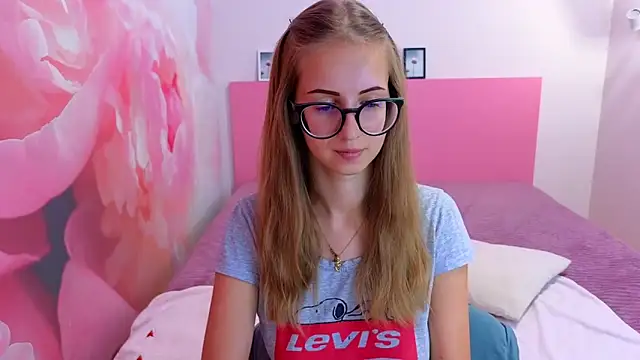 Snapshot of AliceAdams chatting on September 17, 6:48 am AliceAdams online show from September 17, 6:48 am