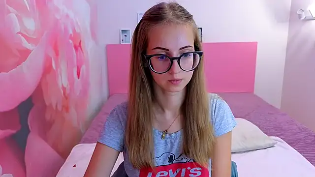 Snapshot of AliceAdams chatting on September 19, 6:37 am AliceAdams online show from September 19, 6:37 am