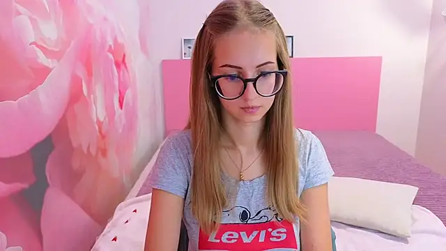 Snapshot of AliceAdams chatting on September 22, 6:15 am AliceAdams online show from September 22, 6:15 am