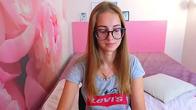 Snapshot of AliceAdams chatting on September 29, 7:35 am AliceAdams online show from September 29, 7:35 am