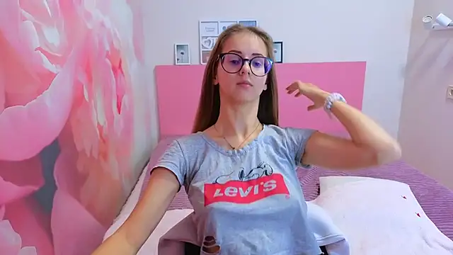 Snapshot of AliceAdams chatting on October 17, 7:00 am AliceAdams online show from October 17, 7:00 am