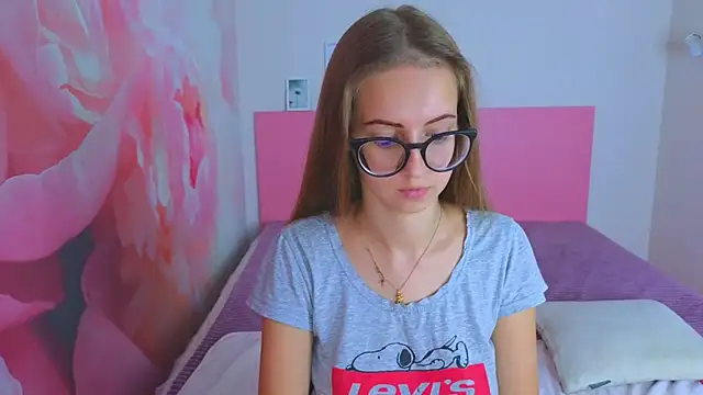 Snapshot of AliceAdams chatting on October 24, 6:43 am AliceAdams online show from October 24, 6:43 am