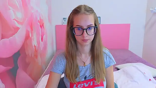 Snapshot of AliceAdams chatting on November 6, 7:53 am AliceAdams online show from November 6, 7:53 am