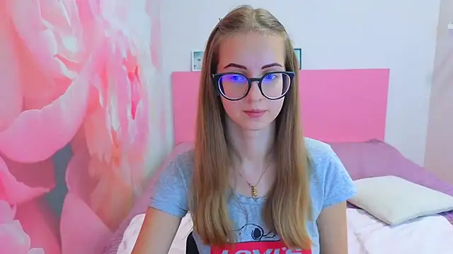 Snapshot of AliceAdams chatting on November 15, 8:33 am AliceAdams online show from November 15, 8:33 am