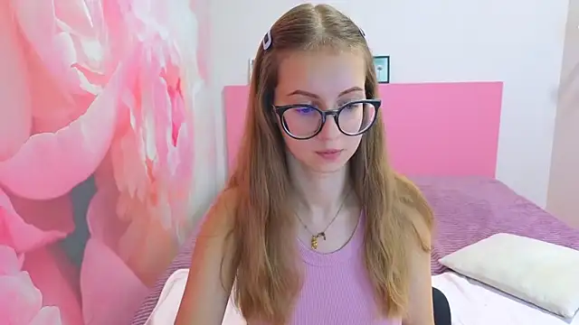 Snapshot of AliceAdams chatting on December 4, 7:06 am AliceAdams online show from December 4, 7:06 am