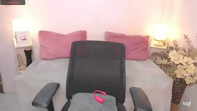 Snapshot of AmazingDREAMGirl chatting on December 16, 1:22 pm AmazingDREAMGirl online show from December 16, 1:22 pm