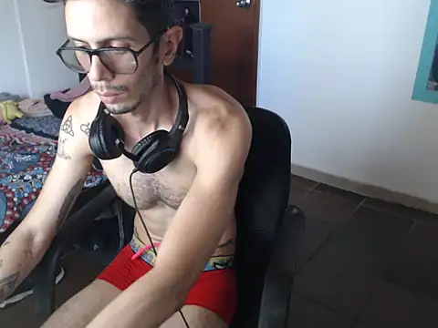 Snapshot of alisterxxx chatting on July 7, 3:38 pm alisterxxx online show from July 7, 3:38 pm