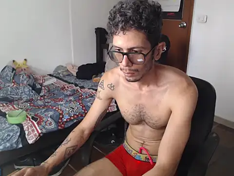 Snapshot of alisterxxx chatting on July 8, 2:43 pm alisterxxx online show from July 8, 2:43 pm
