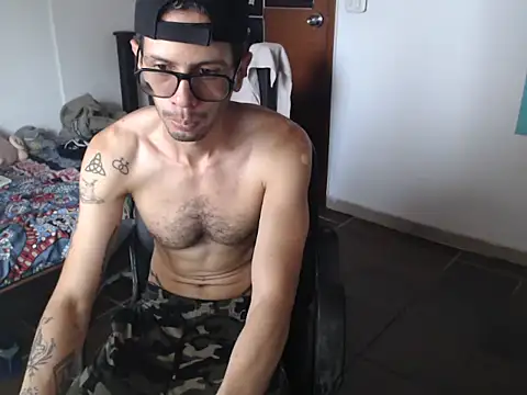 Snapshot of alisterxxx chatting on July 18, 3:27 pm alisterxxx online show from July 18, 3:27 pm