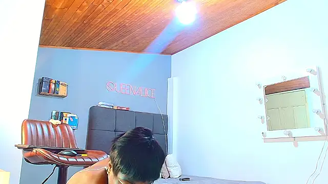 queenaliice online show from February 18, 11:39 am