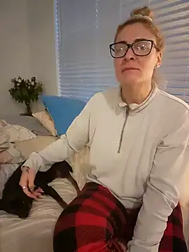 Snapshot of HollyTattoo chatting on December 8, 12:30 pm HollyTattoo online show from December 8, 12:30 pm