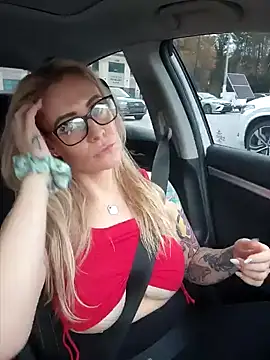 Snapshot of HollyTattoo chatting on December 8, 10:14 pm HollyTattoo online show from December 8, 10:14 pm