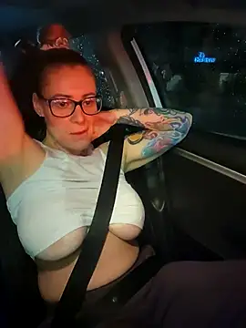 Snapshot of HollyTattoo chatting on December 9, 11:03 pm HollyTattoo online show from December 9, 11:03 pm