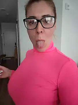 Snapshot of HollyTattoo chatting on December 12, 6:10 pm HollyTattoo online show from December 12, 6:10 pm