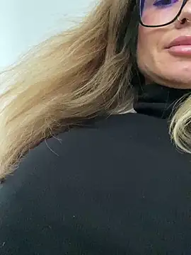 Snapshot of Etwas_neugierig chatting on December 17, 1:05 pm Etwas neugierig online show from December 17, 1:05 pm