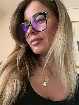 Snapshot of Etwas_neugierig chatting on December 19, 9:18 am Etwas neugierig online show from December 19, 9:18 am