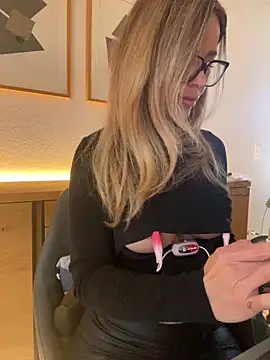 Snapshot of Etwas_neugierig chatting on January 15, 9:13 am Etwas neugierig online show from January 15, 9:13 am