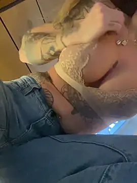 Snapshot of Etwas_neugierig chatting on February 7, 4:14 pm Etwas neugierig online show from February 7, 4:14 pm