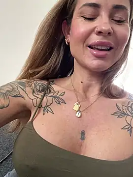 Snapshot of Etwas_neugierig chatting on March 8, 10:43 am Etwas neugierig online show from March 8, 10:43 am