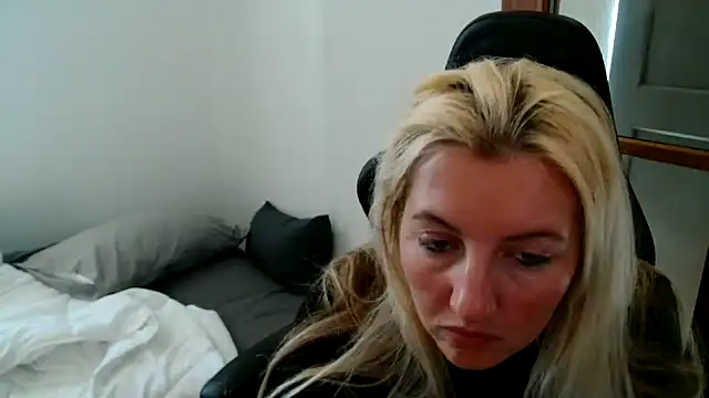 Mllesha74000 online show from April 6, 1:01 pm