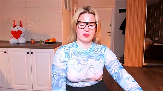 Snapshot of HotTiffani chatting on November 9, 1:42 pm HotTiffani online show from November 9, 1:42 pm