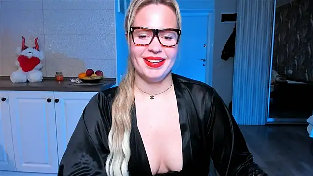 Snapshot of HotTiffani chatting on November 17, 6:52 am HotTiffani online show from November 17, 6:52 am