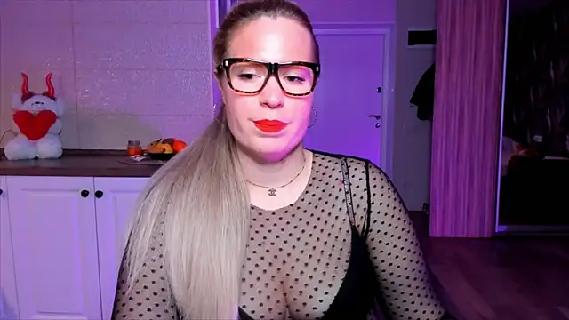 Snapshot of HotTiffani chatting on November 26, 3:35 pm HotTiffani online show from November 26, 3:35 pm