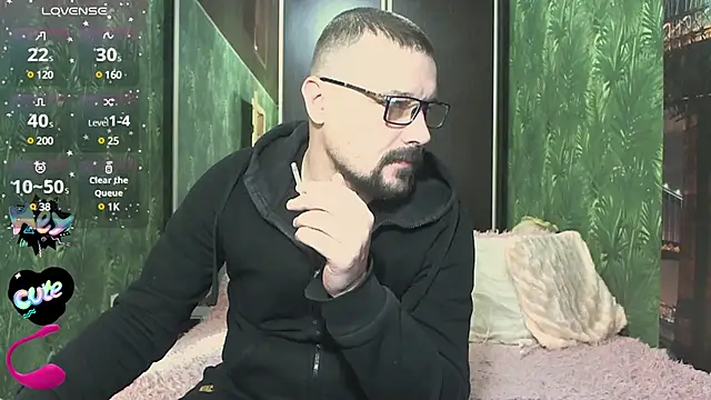 Snapshot of DanielOhCool chatting on December 14, 11:07 am DanielOhCool online show from December 14, 11:07 am