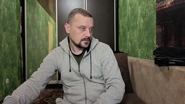 Snapshot of DanielOhCool chatting on October 2, 6:42 am DanielOhCool online show from October 2, 6:42 am