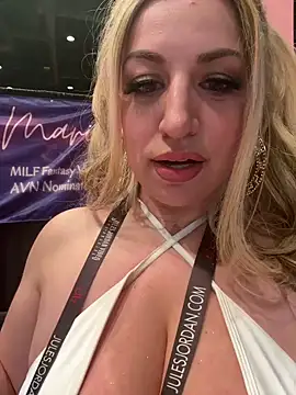 Snapshot of miamellycious chatting on January 23, 2:12 am miamellycious online show from January 23, 2:12 am