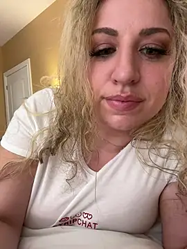 Snapshot of miamellycious chatting on February 4, 10:00 am miamellycious online show from February 4, 10:00 am