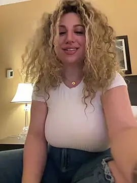 Snapshot of miamellycious chatting on February 21, 1:55 am miamellycious online show from February 21, 1:55 am