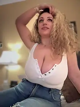 Snapshot of miamellycious chatting on February 26, 1:32 am miamellycious online show from February 26, 1:32 am