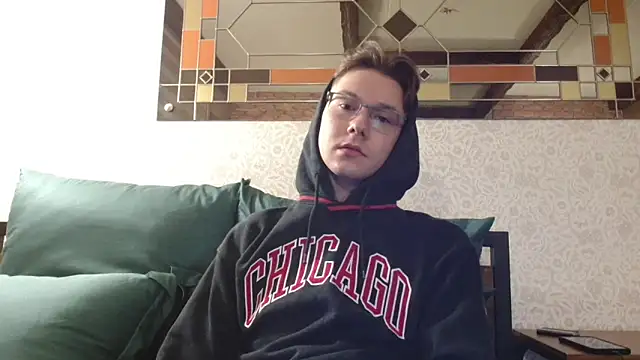 Snapshot of newcomer_2021 chatting on October 18, 3:24 pm newcomer 2021 online show from October 18, 3:24 pm